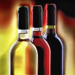 Fotografía artística de detalles botellas vino blanco rosado negro