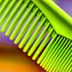 Fotografía artística de detalles dientes peine verde