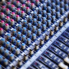 Fotografía artística de detalles mesa de mezclas de sonido