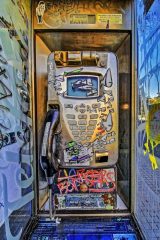 Fotografía artística de detalles teléfono vandalizado