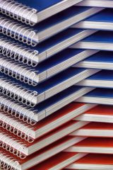 Libretas apiladas rojas azules. Fotografía de detalles