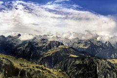 Fotografía artística de paisajes naturales cordillera montañas nublada