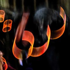 Fotografía artística abstracta danza de círculos luminosos en la oscuridad