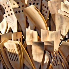 Fotografía artística de detalles utensilios madera cocina