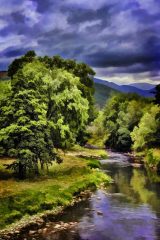 Fotografía artística de paisajes naturales río en calma bajo cielos nubosos