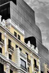 Fotografía artística urbana contraste arquitectónico clásico y moderno