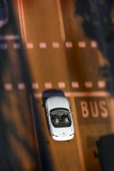 Fotografía artística de vehículos coche blanco circulando