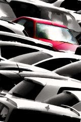 Fotografía artística de vehículos coche rojo entre blanco y negro