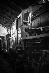 Fotografía artística de vehículos locomotora de vapor en penumbra